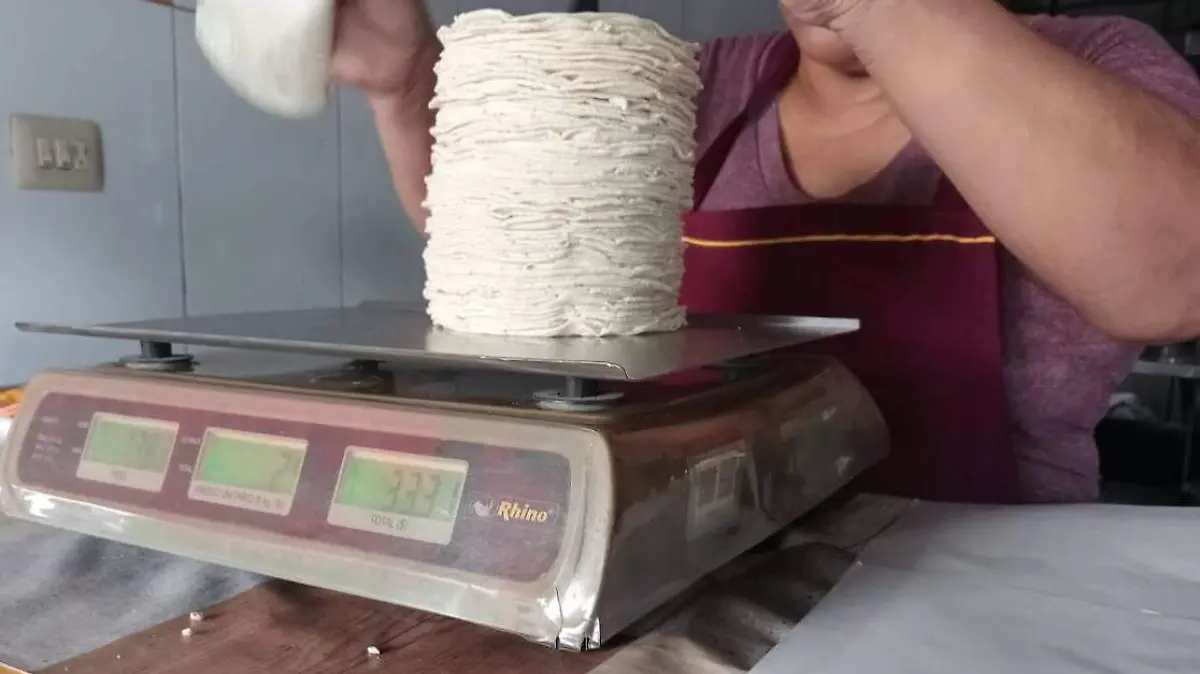 tortilla en una báscula